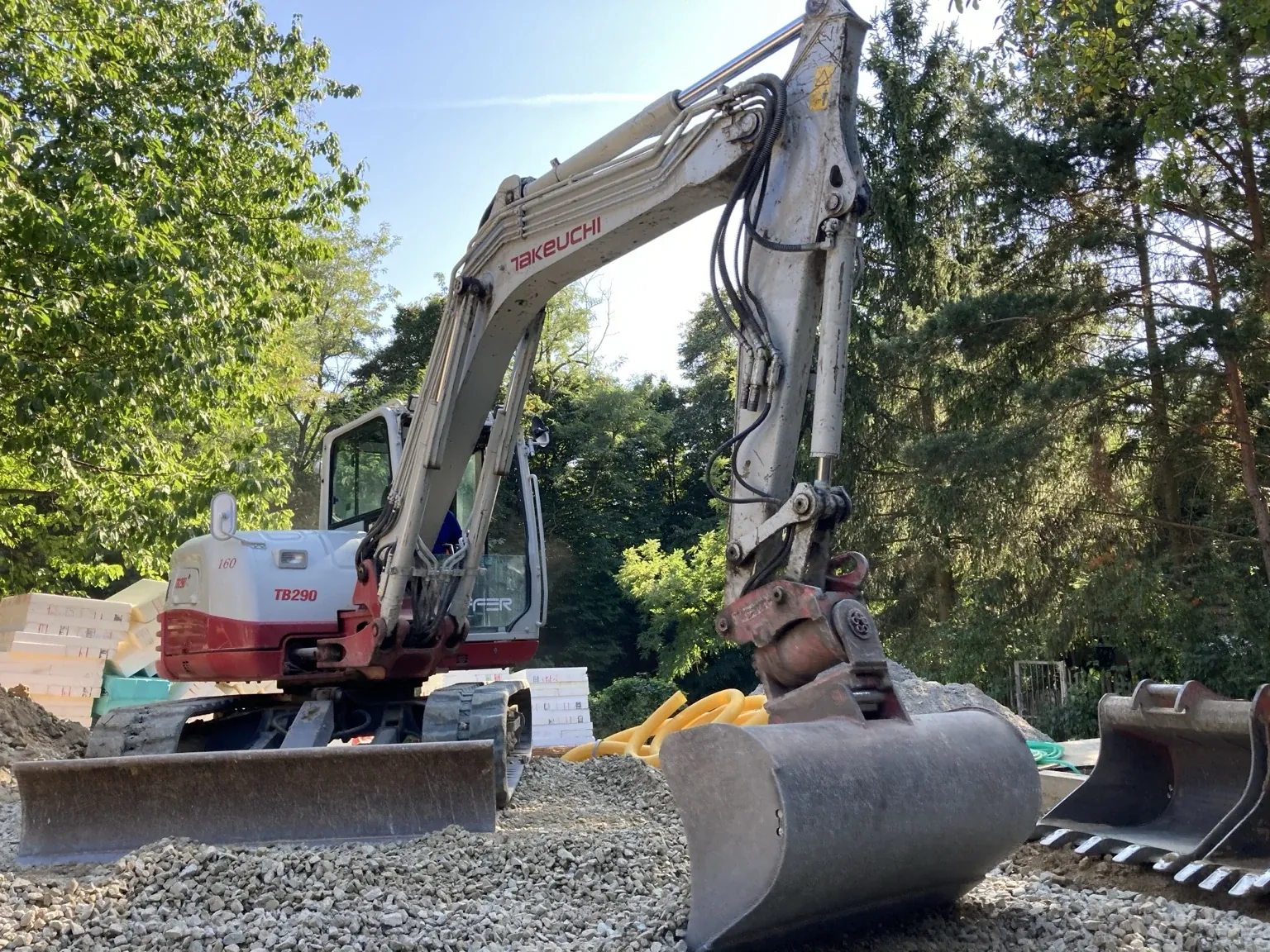 Pásové rýpadlo Takeuchi TB290 Baffer pri prácach na stavbe