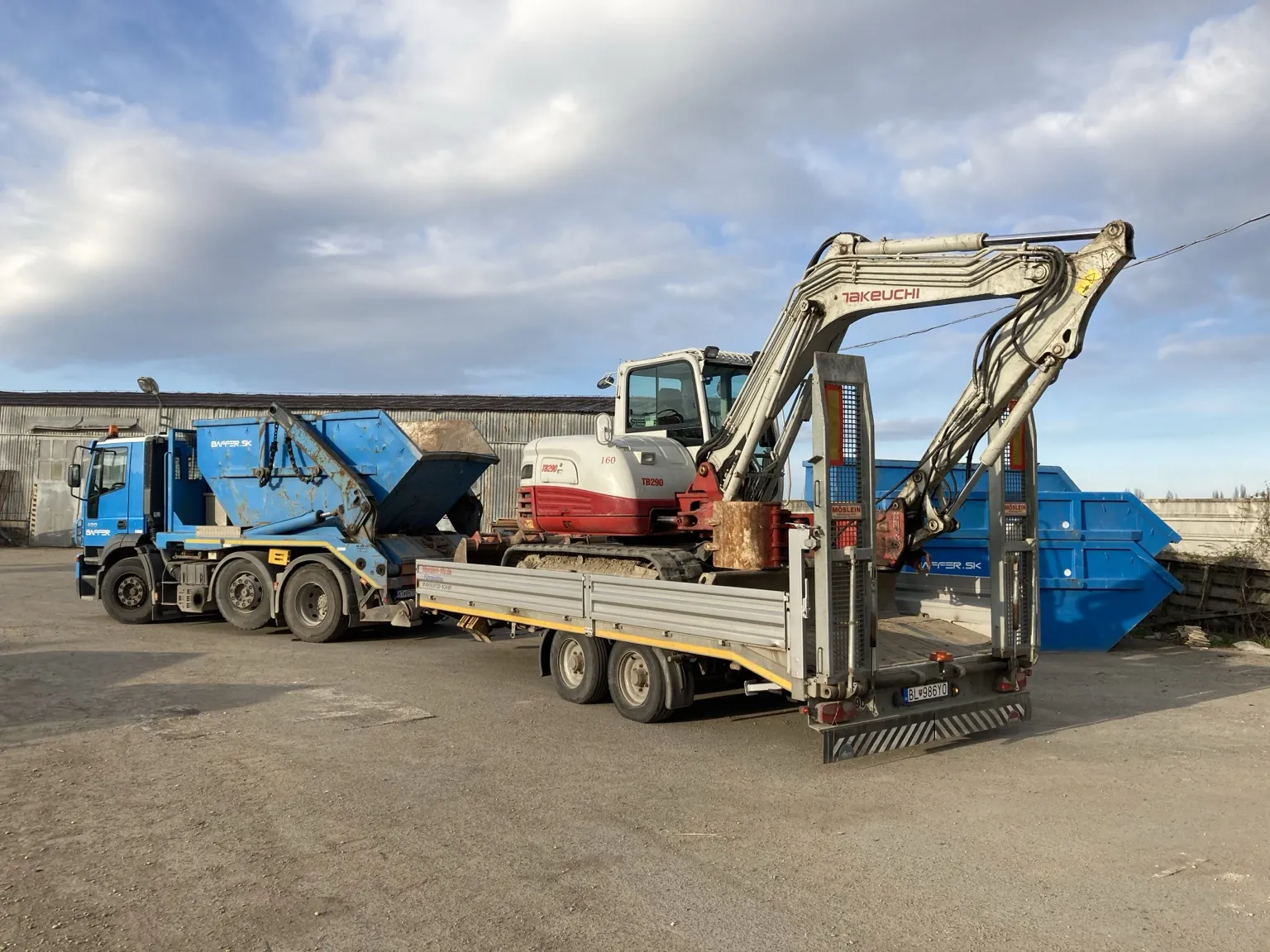 Bager Takeuchi TB290 na prepravnom prívese za vozidlom Baffer